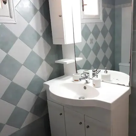 Square Apartment *